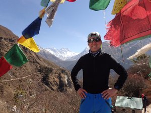 Dag 5 av turen. Ca 3.700 meter. Første gang vi ser toppen av Mount Everest (toppen til venstre på bildet). Foto: privat.