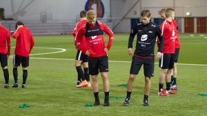 STYRKE: Sivert Heltne Nilsen (t.v.) gjør styrkeøvelser for lysken sammen med fysisk trener Helge Haugen.