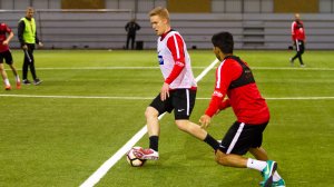 Dani Hatakka kontrollerer ballen på trening i Vestlandshallen tirsdag 28. februar 2017.