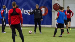 Lars Arne Nilsen gir instrukser under trening i Vestlandshallen onsdag 11. januar 2017.