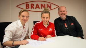 SAMARBEIDSAVTALE: Brann og MOT signerer ny samarbeidsavtale. Sverre Ræder (f.v.) fra MOT, Linn Beathe Hæreid Espeland og Bjørn Tore Bystrøm fra MOT.