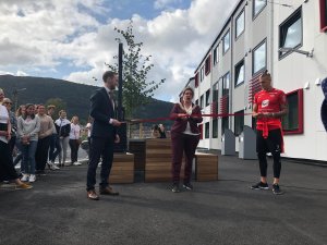 Ordfører Marte Mjøs Persen klippet snoren som under den offisielle åpningen av studenthyblene på Brann stadion. 