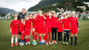 Carl-Erik Torps gruppe under fotballcampen i august 2017.