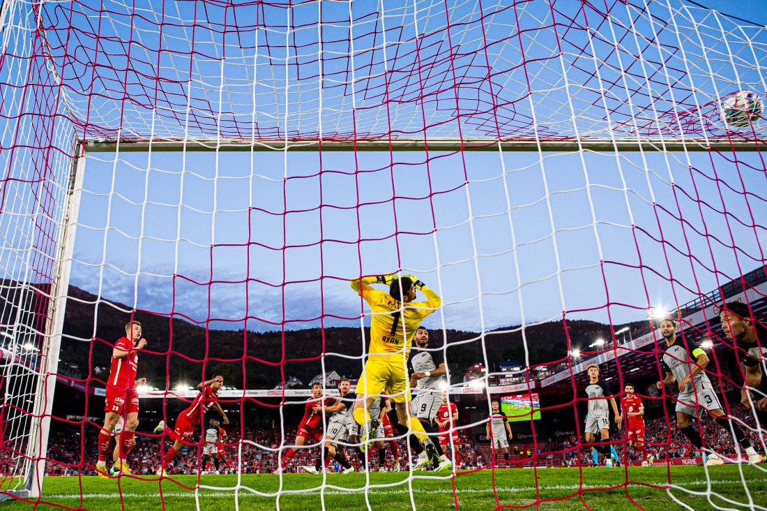 Sery Larsen stanger inn ett av sine fire mål i Brann-karrieren. Her fra kampen mot AZ Alkmaar i play-off til Conference League i 2023.