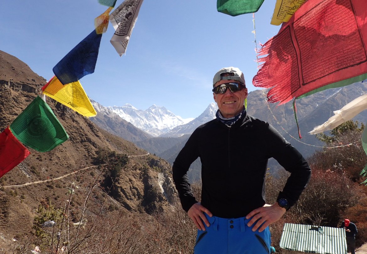 Dag 5 av turen. Ca 3.700 meter. Første gang vi ser toppen av Mount Everest (toppen til venstre på bildet). Foto: privat.