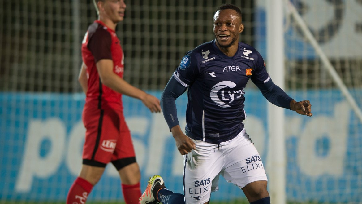 Samuel Adegbenro scoret sitt andre mål for dagen og førte samtidig Viking opp til 2-1.