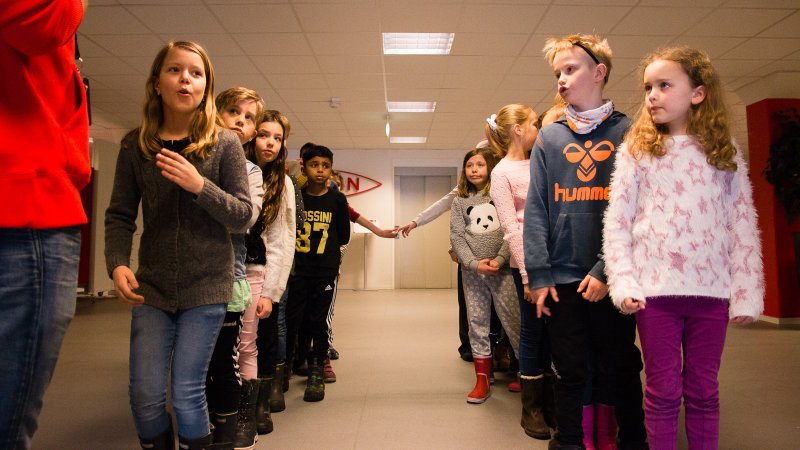 Elevene fikk gå ut spillertunnelen før de løp rundt banen.