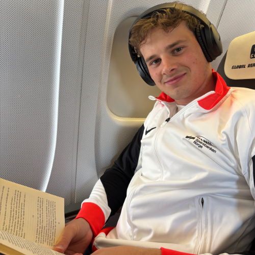 Jonas Torsvik slapper av med en god bok på flyet