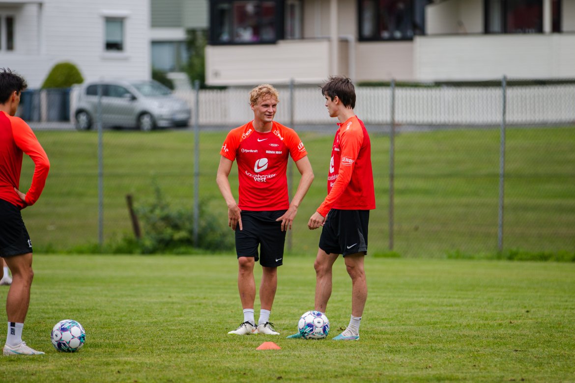 Elias Myrlid og Ulrik Mathisen diskuterer hvem som er best i mål