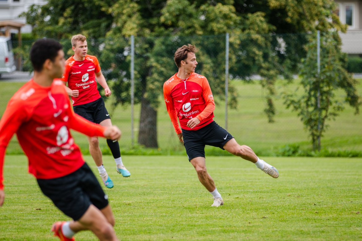 Isak og Aune ser at Felix har kontroll sentralt