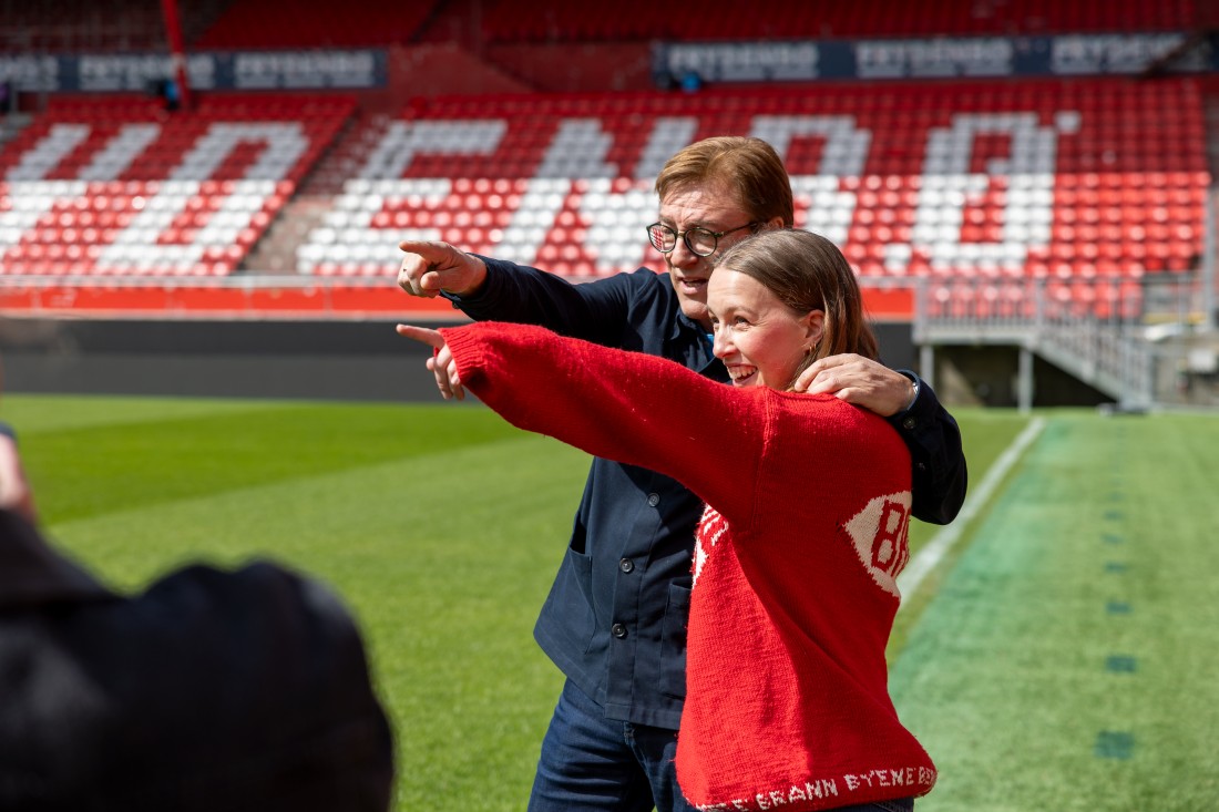 Tor Endresen og Silje Halstensen peker mot Ulrikens topp.
