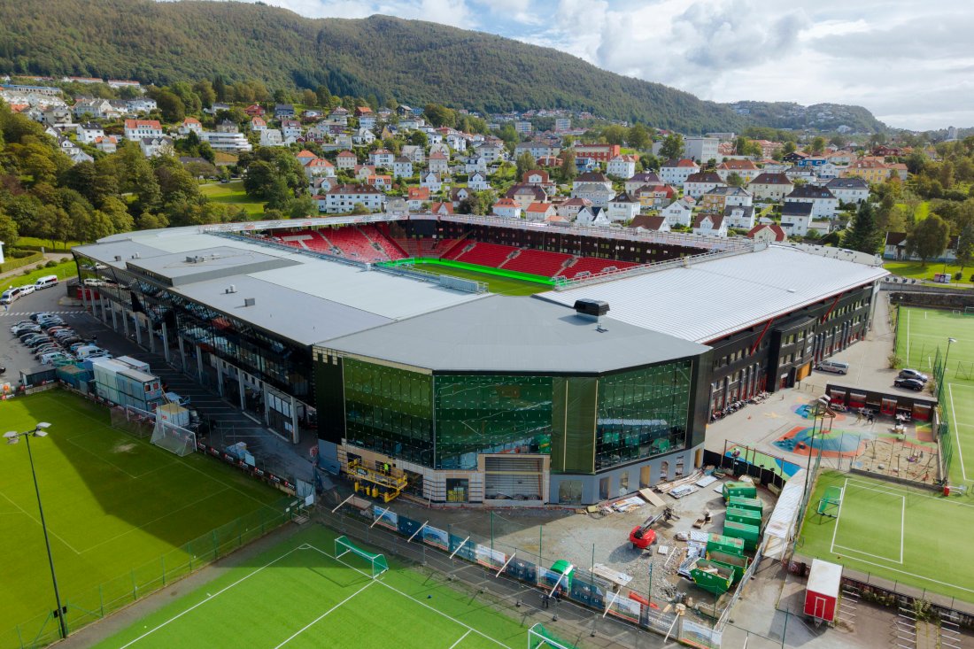 Dronebilde av Brann Stadion med den nye EGD-singen