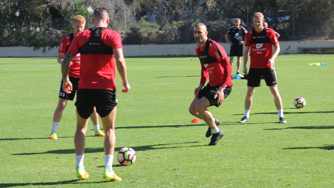 LIKER DET HAN SER: Lars Arne Nilsen roser på innsats og humør på Brann-treningene på Gran Canaria.