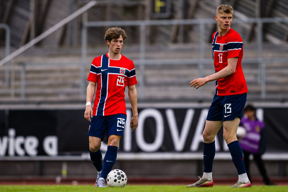 Niklas Jensen Wassberg (til v.) fikk sin debut på U21. Her med Brann-lagkamerat Rasmus Holten.