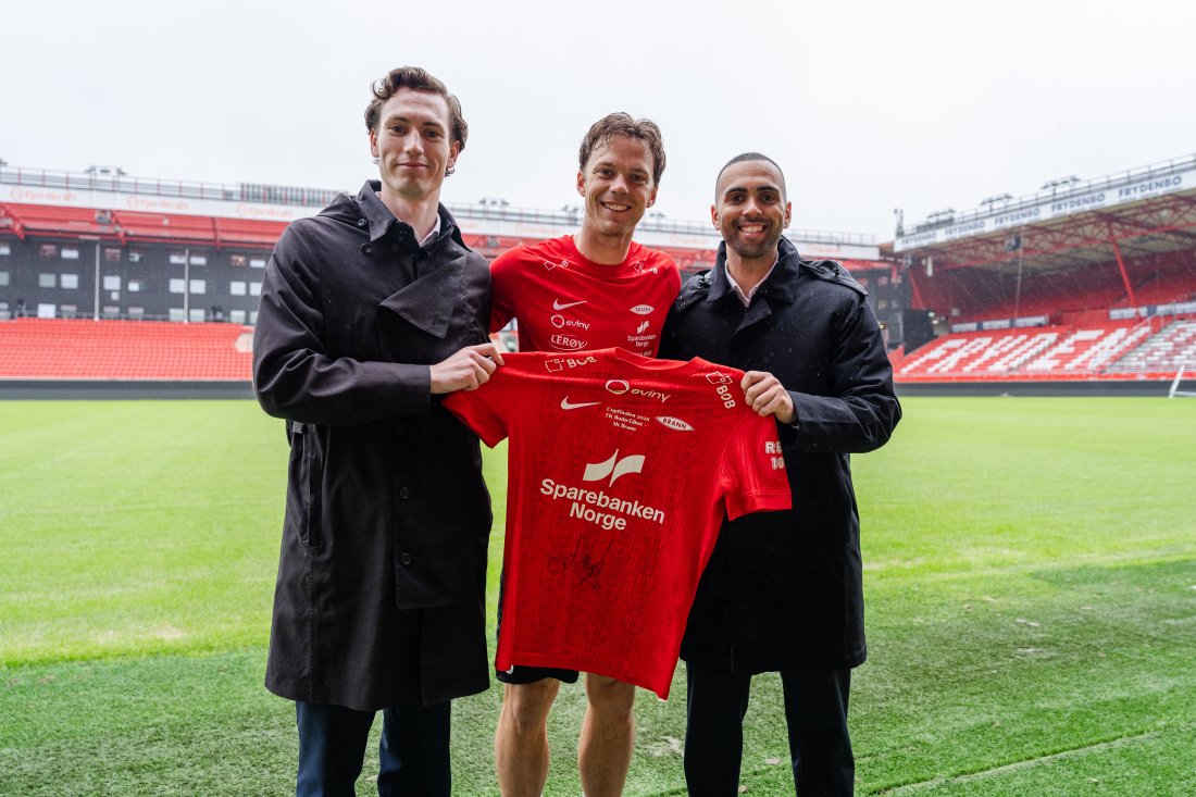 Vinneren av auksjonen, Bergby &amp; Partners Eiendomsmegling Bergen, sammen med Felix Horn Myhre og drakten fra cupfinalen mot Bodø/Glimt.