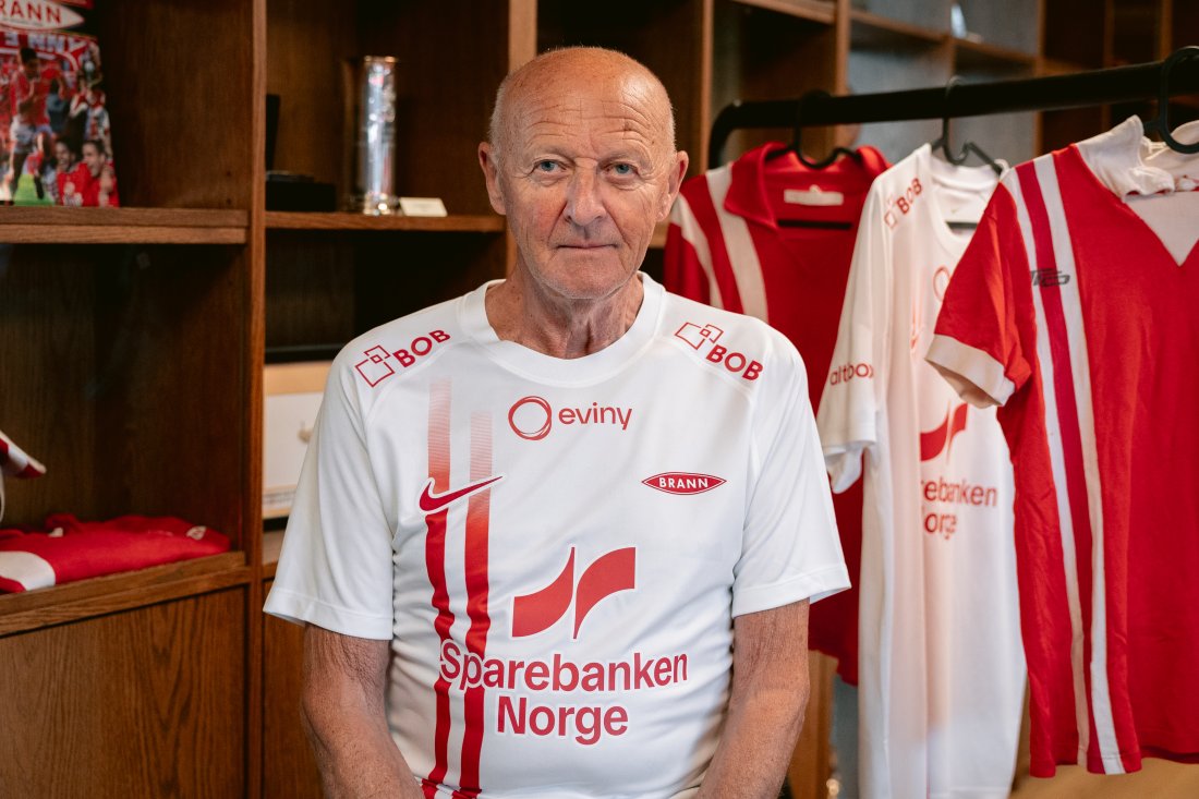 Helge Karlsen foran kongepokalen han og Brann vant i 1976