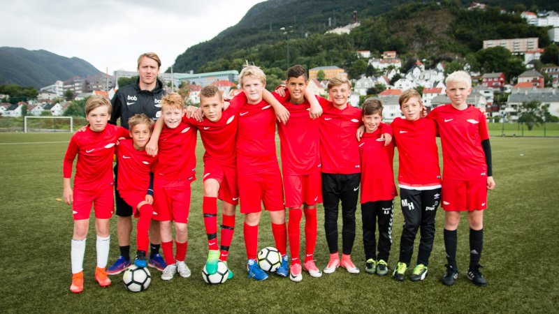 Carl-Erik Torps gruppe under fotballcampen i august 2017.