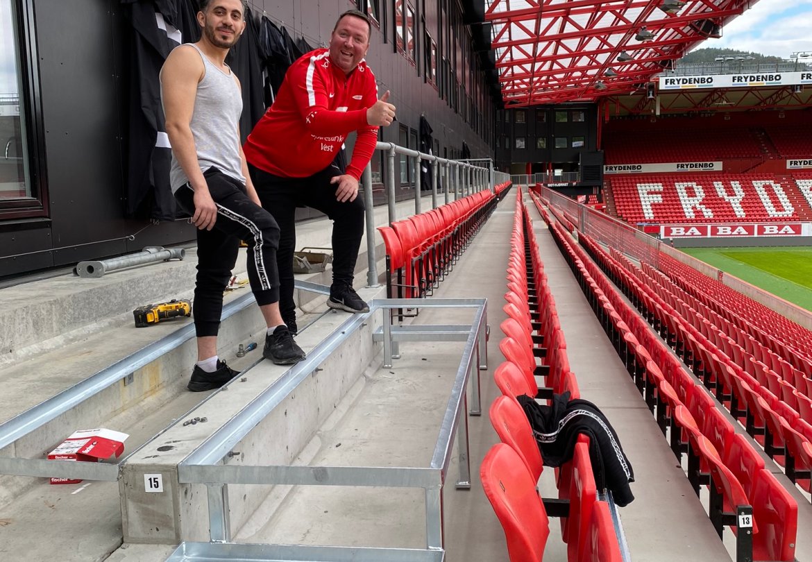 Her monteres den nye sofaen på Fjordkraft-tribunen opp.