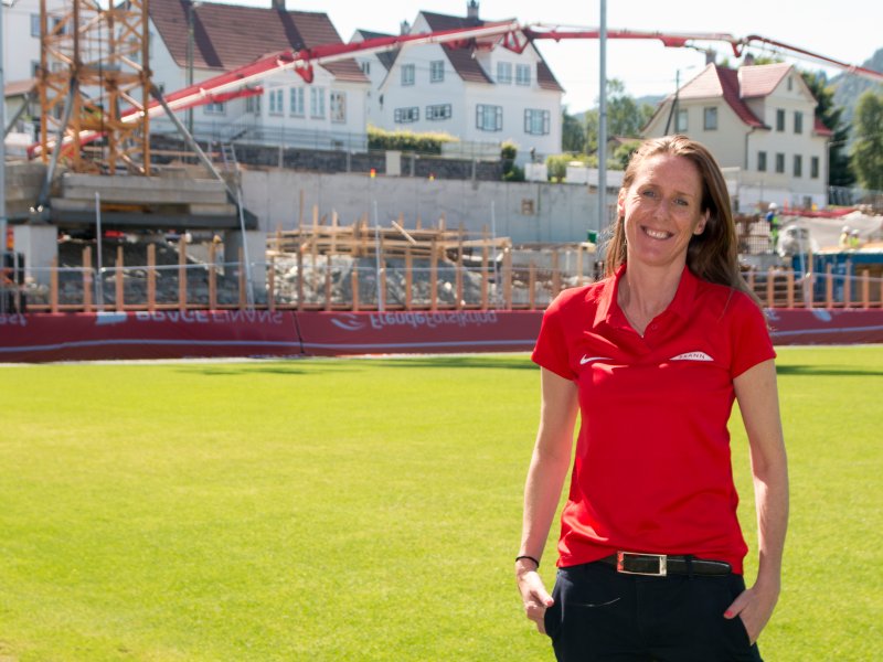<strong>Daglig leder Vibeke Johanessen ser frem til at tribunen begynner å ta form.</strong>