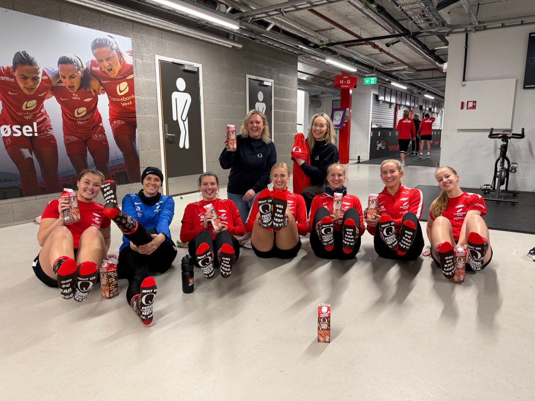 Brann-spillerne fikk teste Q Fersk Sjokolademelk og sokker fra Q.