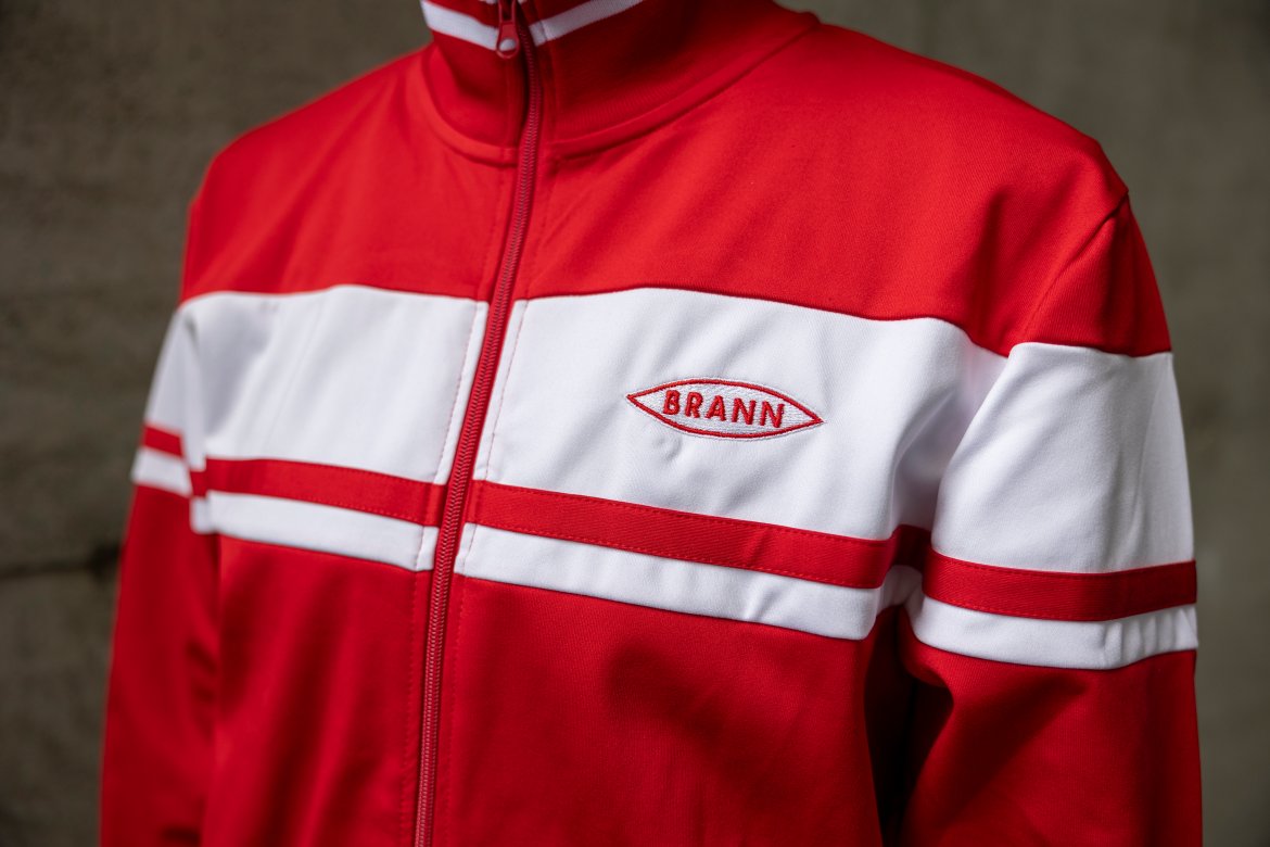 Track-jakken har et retro uttrykk og er rød med hvite horisontale striper. Jakken kommer i størrelse S–XXL. Pris: 899 kroner.