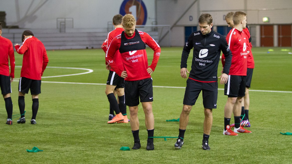 STYRKE: Sivert Heltne Nilsen (t.v.) gjør styrkeøvelser for lysken sammen med fysisk trener Helge Haugen.