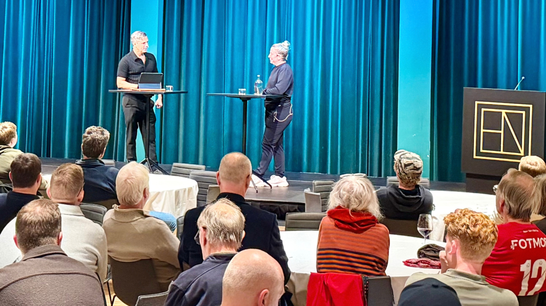 Jan-Henrik Børslid og Branns hovedtrener Laura Kaminski fra scenen under medlemsmøte