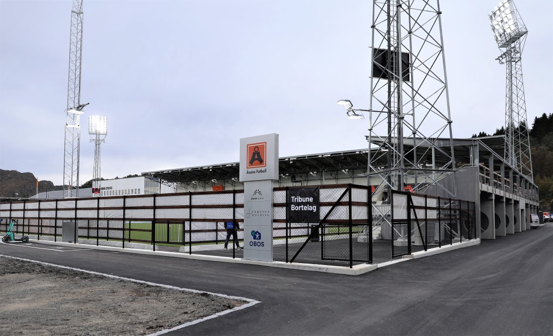 Åpningskamp Sogndal Foto Røsbø Nordre tribune bortefans.JPG