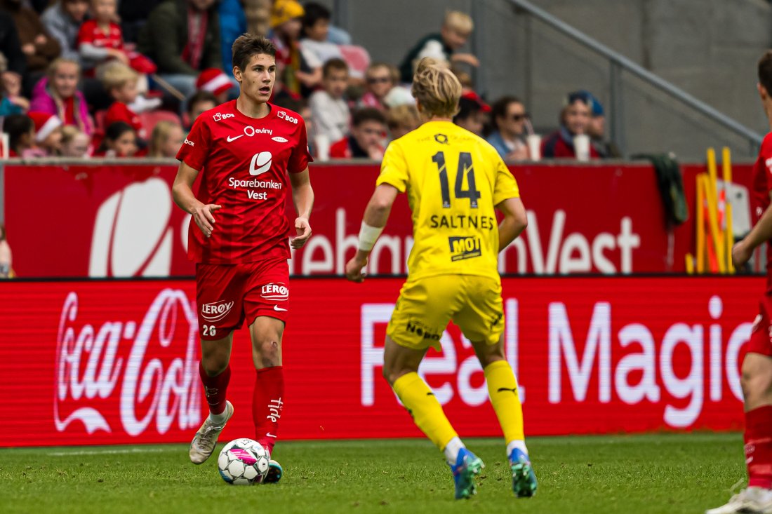 240922 Eivind Helland of Brann during the Eliteserien match between Brann and Bodø/Glimt on September 22, 2024 in Bergen. Photo: Marius Simensen / BILDBYRÅN / COP 238