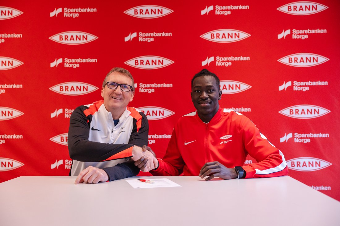 Sportslig leder Per-Ove Ludvigsen sammen med Cheikh Mbacke Diop.